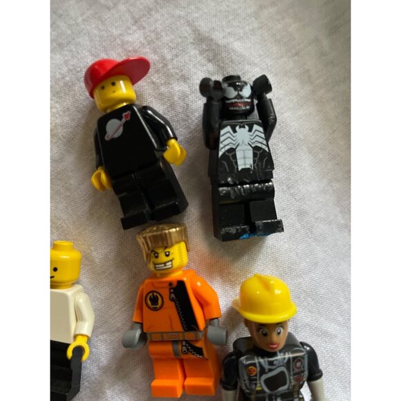 LEGO Minifigure Bundle 20 Pieces Mixed Themes & Characters - Picture 6 of 15